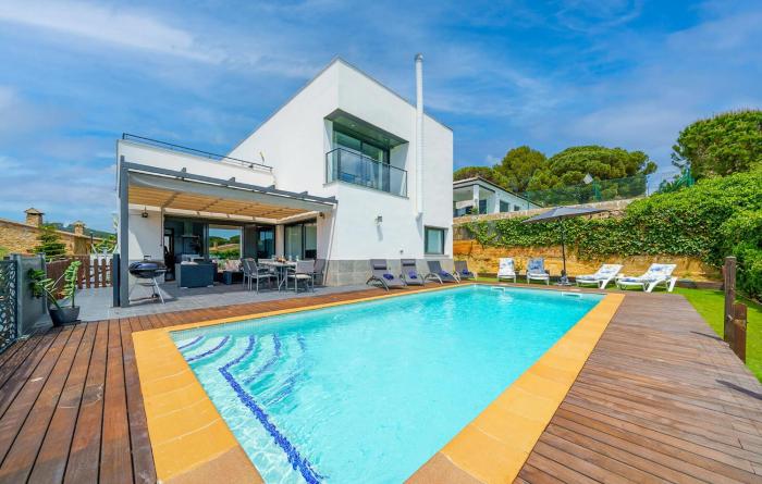 Nice Home In Blanes With Private Swimming Pool, Can Be Inside Or Outside