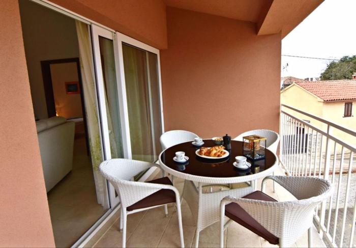 Ideal getaway flat with pool and rumpus room