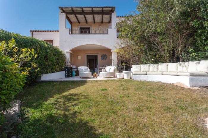 PORTO CERVO - Elegante villetta con giardino e parcheggio