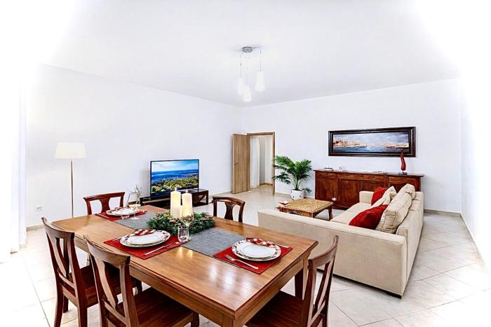Vacanze Napoli centrale Elegant and Spacious 130sqm 2 Bedrooms 2 Bathrooms 1 Full 1 Service