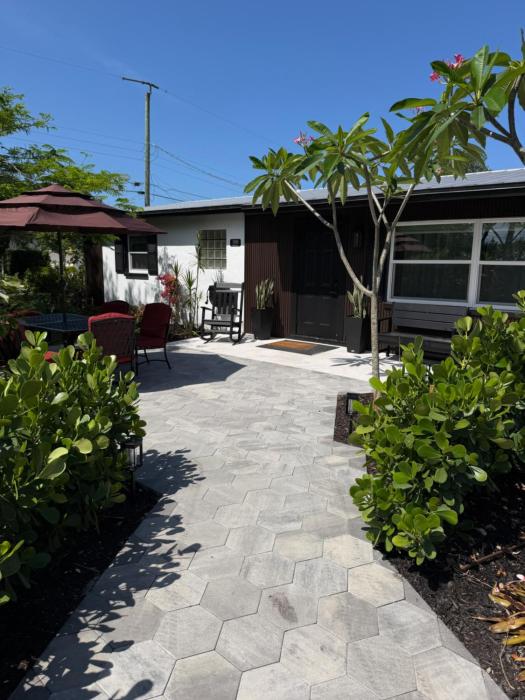 Beautiful House and Guest Suite Near Downtown Naples and Beach