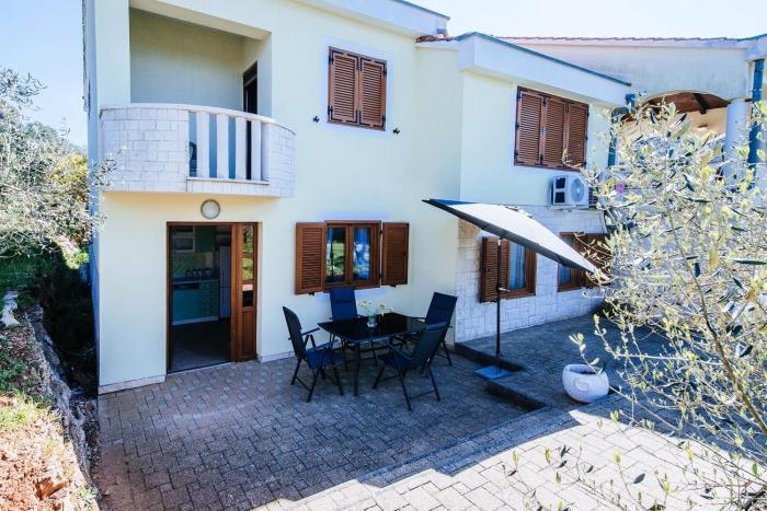 Apartments with parking space Veli Iz, Iz - 25533