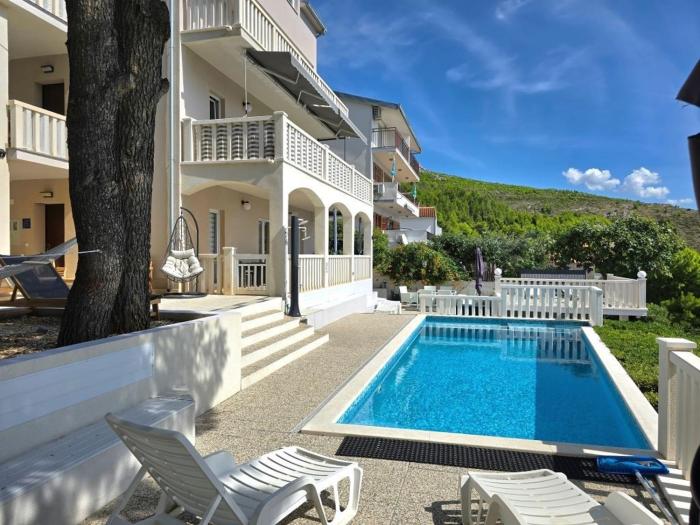 Family-friendly apartments with swimming pool Lokva Rogoznica - Omis - 25508