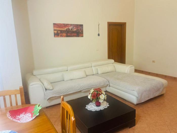 2 bedroom appartment 20m from the beach