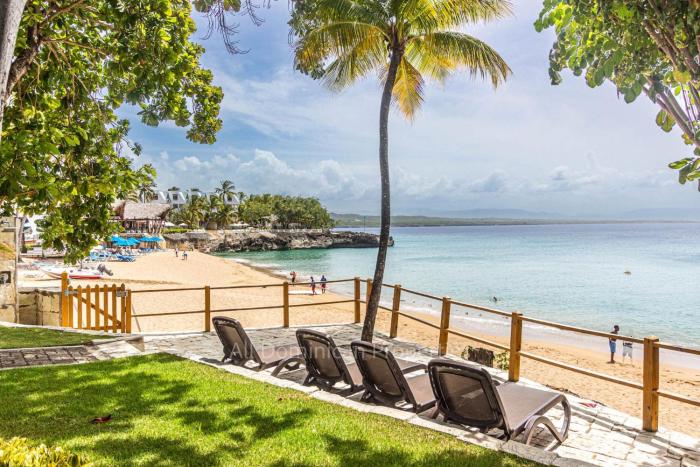 Ocean Front apartment, Direct access to the sandy Beach