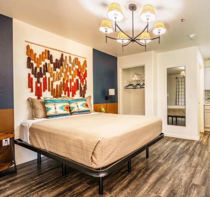 Tolleson Studio Stylish Retreat for 2 Guests