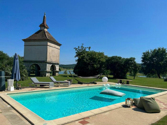 Sheepfold With Pool Facing The Lake