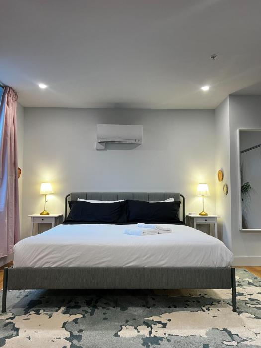 Pink Sunrise Studio #209, King Bed, Downtown, AC