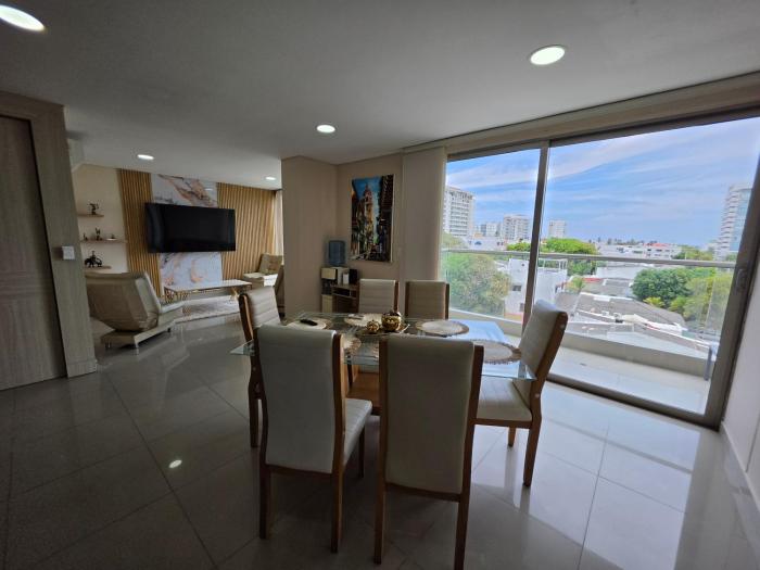 Luxury 4BR 3BA Penthouse - 5 Min to Airport & Beach