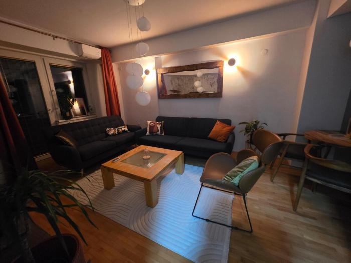 Central 92m upscale home with an office, piano & yoga space