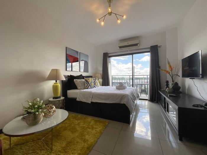Bright & Cozy Studio w Rooftop Pool Near Clark