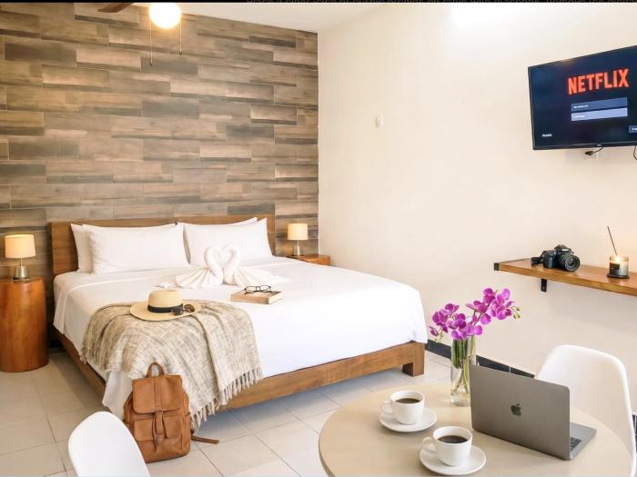 Romantic Memory Foam King Suite Patio, WiFi, AC, 5 Min to Beach, 5th, ADO & Cozumel UVA11