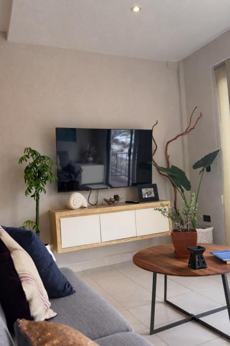 Apartment with King Bed & Pool Near Airport