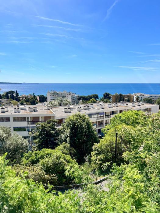 Apartment with parking and sea view