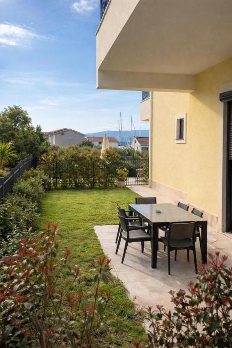 One bedroom apartment with patio and parking