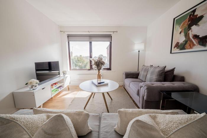 Spacious 2 Bed Apartment, Cobham Town Centre