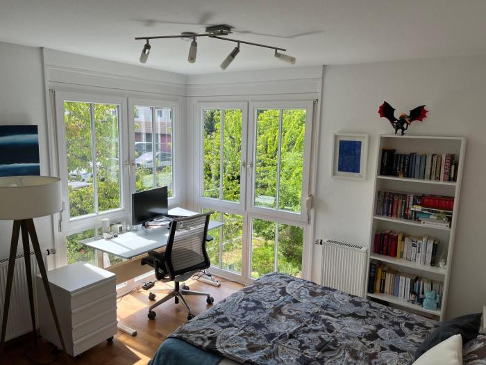 Privatzimmer, eigenes Bad, ruhig, U-Bahn in der Nähe, Women only