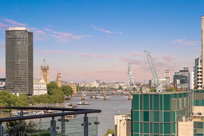 Modern Riverside 2BR - Free Early Check in & Late Checkout Available
