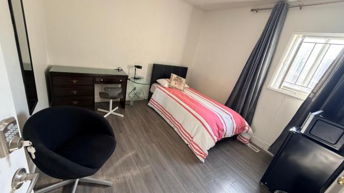 Cozy Private Room Near NAIT, Royal Alex & Downtown