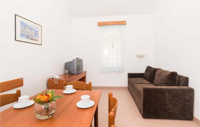 2 Bedroom Lovely Apartment In Umag