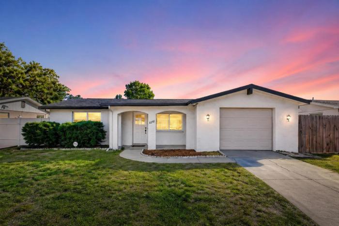 Modern and Cozy 2 & 2 - Only 5 Minutes From The Beach