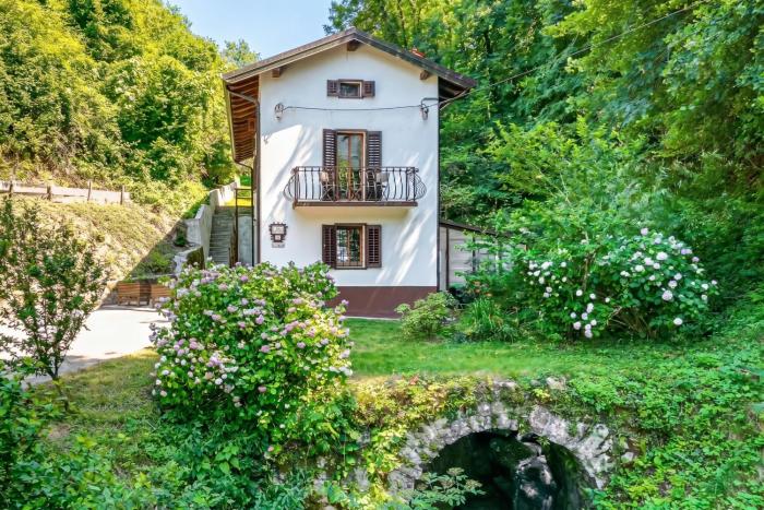House By The Stream - Happy Rentals