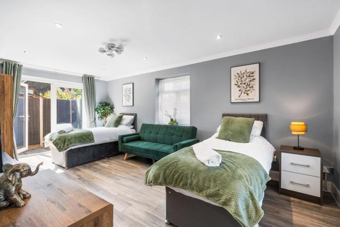 Gatwick Contractor and Family Home Modern Spacious with Private Driveway