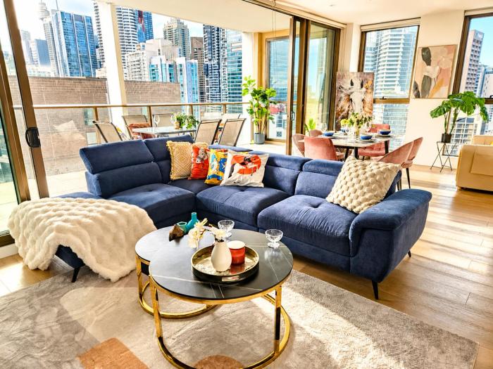 Designer CBD Stay with Balcony & City Views
