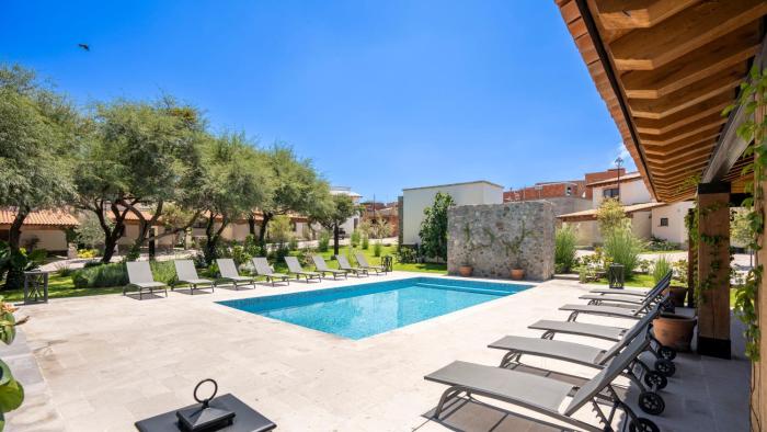 Private Hot Tub - 5BR Home in Nueva Escondida