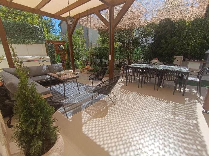 BugenVila , Central 3BR Home with Garden & BBQ