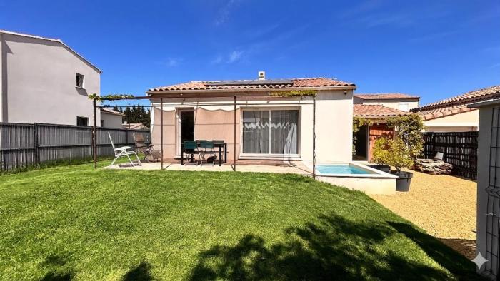 Quiet house with pool, terrace, 6 people, Orange
