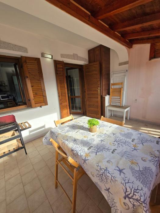 Trilocale con terrazza a Tanaunella a 20 min a piedi spiaggia