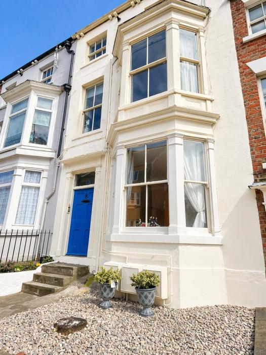 Granby House Holiday Apartments, Apartment 3, in the Old Town, SEA AND CASTLE VIEWS 5 minutes walk to South Bay Beach