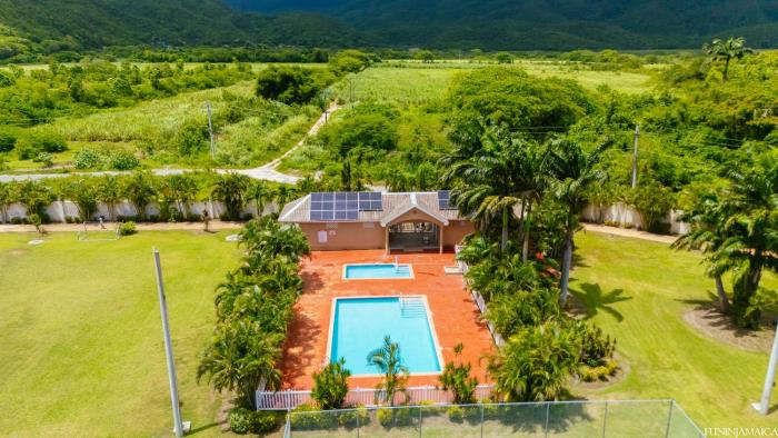 Palm Serenity- Gated Pool Home in Portmore