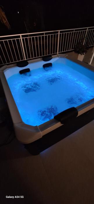 Cozy White House - Near Beach Private Jacuzzi