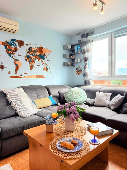 Sunny Cozy Apartment with King Bed, 2 toilets, Fast WiFi, Walk to Center