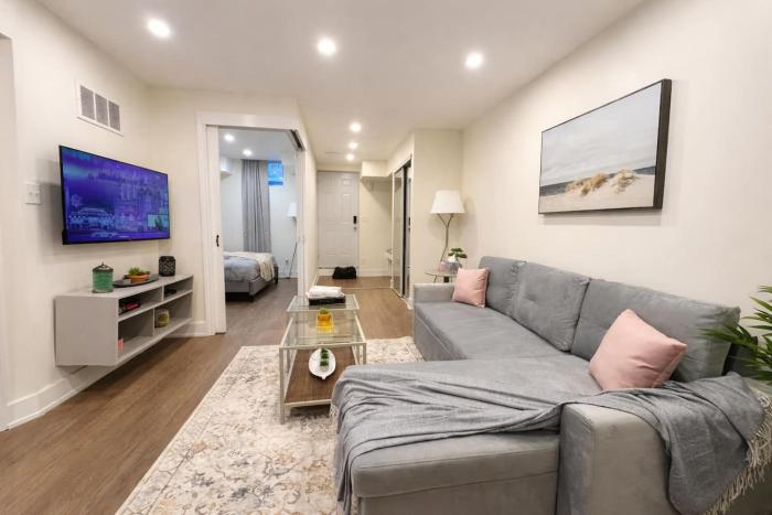 Luxury Private Basement Suite Smart TV Parking