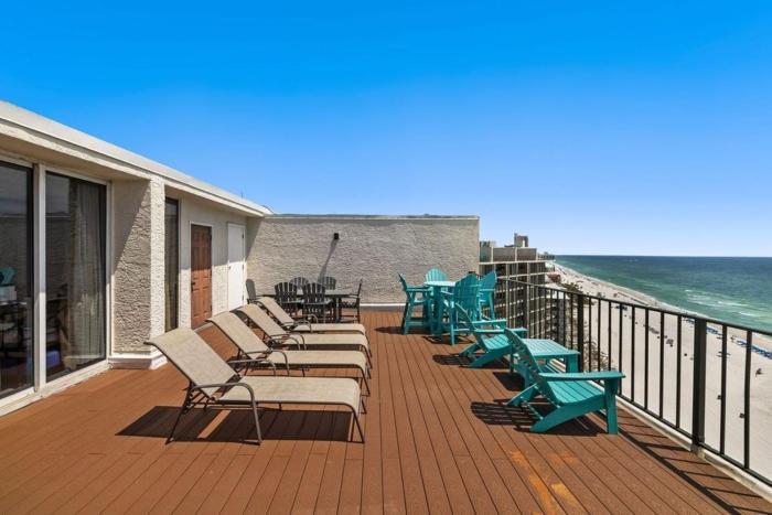 Rare Large Beachfront Penthouse Condo w600 sqft Rooftop Balcony & Beach Chairs