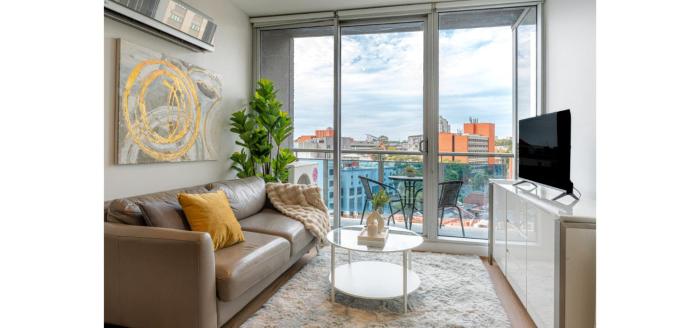 Elegant 2-Bedroom CBD Apartment with Pool, Gym and City Views