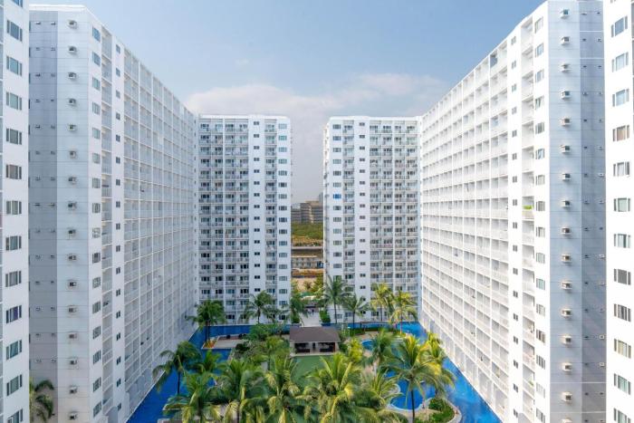 1BR Pool View Retreat Near MOA Stylish & Cozy