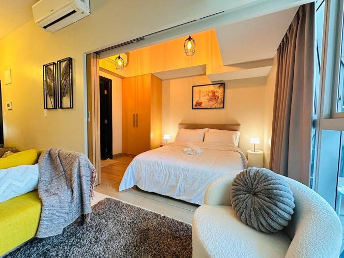 Chic Classy 1BR BGC Uptown Parksuites T2 w Balcony