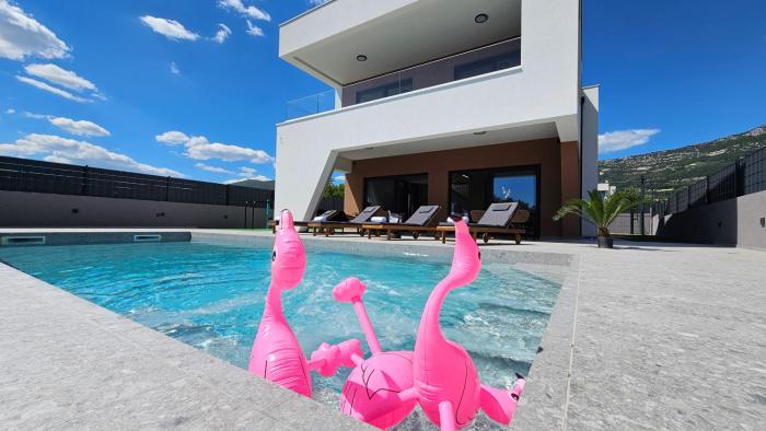 Villa 60 Degrees with heated pool and basketball court