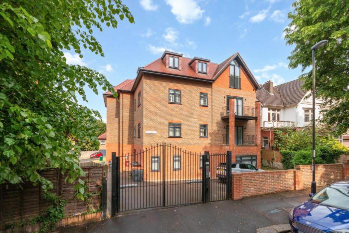 CR2-Gated Apartment with Secure Parking-Ideal for Contractors