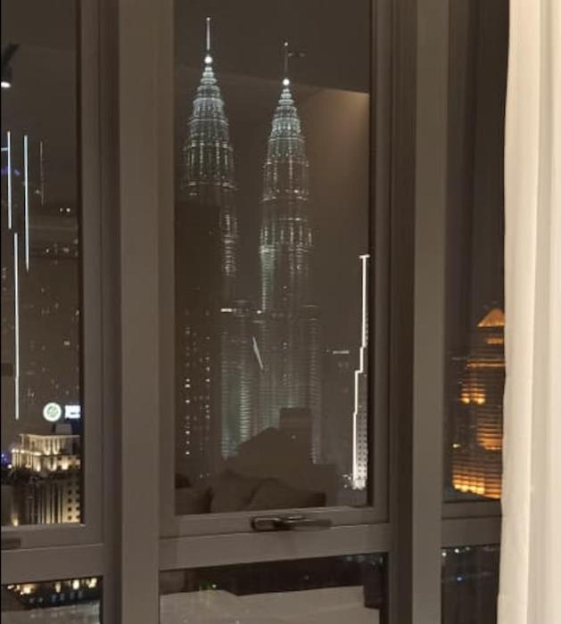 Twin Tower Views- Brand New Apartment, 35th Floor