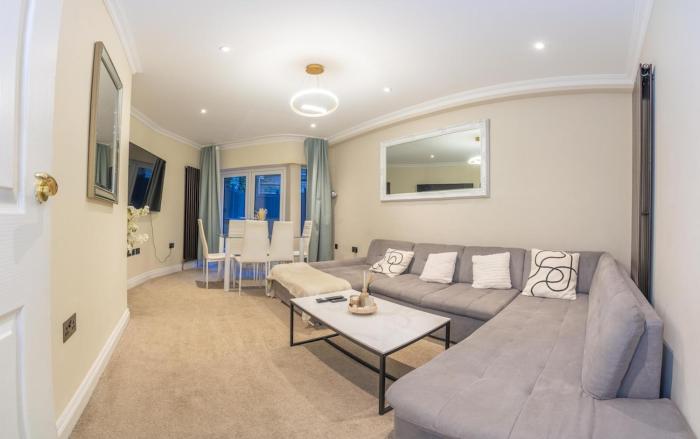 Enjoy the sun with a private rooftop 2Br2Ba
