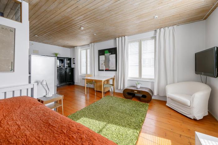 Light-Filled Apartment near Old Town & Beach - Free Parking - Close to Port