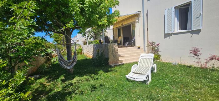 Sunny Lena Premium Family Apartment with Garden, Close to Beach & Pool