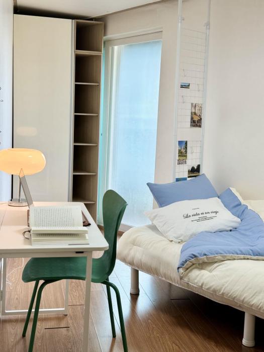 54Hongdae Station Area, Yeonnam, Hongdae Street, 15 Minutes from Itaewon, Single Accommodation, Fully Furnished