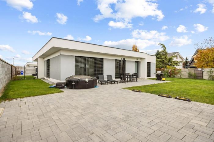 AC family house with garden and jacuzzi, 9B