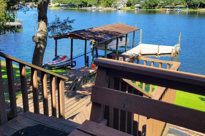 New Listing Bring Your Boat Private Dock + Trailer Parking + Minutes to Crab Island.
